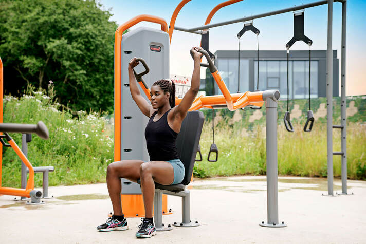 een groot veld waar de fitness voor iederèèn gratig toegankelijk is.